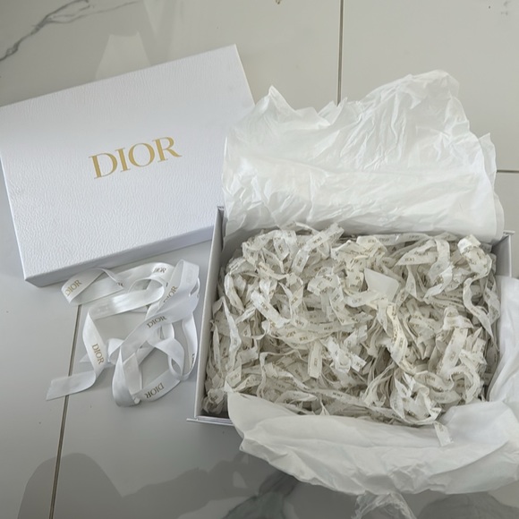 Dior box with ribbon and tissue - Picture 2 of 2